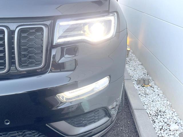 ジープ・グランドチェロキー Ｓモデル　特別仕様車　サンルーフ　純正ナビＴＶ　バックカメラ　アダプティブクルーズ　ブレーキアシスト　ブラインドスポット　車線逸脱警報　全席シートヒーター　デュアルダークマフラー　電動リア　純正２０インチアルミ（13枚目）