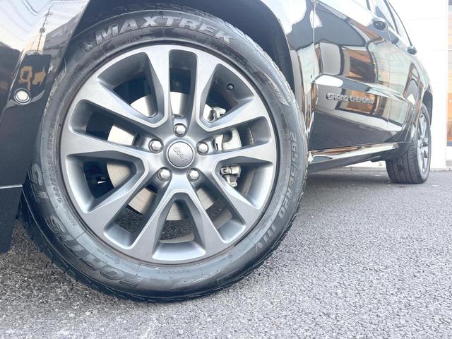 ジープ・グランドチェロキー Ｓモデル　特別仕様車　サンルーフ　純正ナビＴＶ　バックカメラ　アダプティブクルーズ　ブレーキアシスト　ブラインドスポット　車線逸脱警報　全席シートヒーター　デュアルダークマフラー　電動リア　純正２０インチアルミ（14枚目）