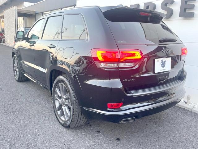 ジープ・グランドチェロキー Ｓモデル　特別仕様車　サンルーフ　純正ナビＴＶ　バックカメラ　アダプティブクルーズ　ブレーキアシスト　ブラインドスポット　車線逸脱警報　全席シートヒーター　デュアルダークマフラー　電動リア　純正２０インチアルミ（18枚目）