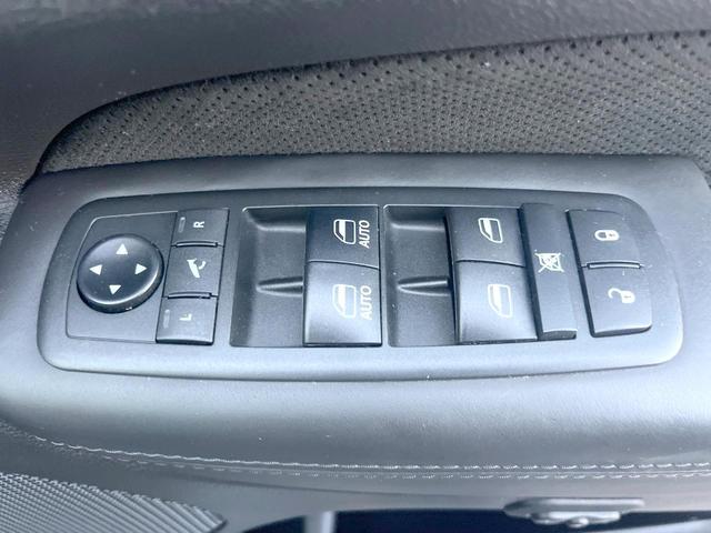 ジープ・グランドチェロキー Ｓモデル　特別仕様車　サンルーフ　純正ナビＴＶ　バックカメラ　アダプティブクルーズ　ブレーキアシスト　ブラインドスポット　車線逸脱警報　全席シートヒーター　デュアルダークマフラー　電動リア　純正２０インチアルミ（29枚目）