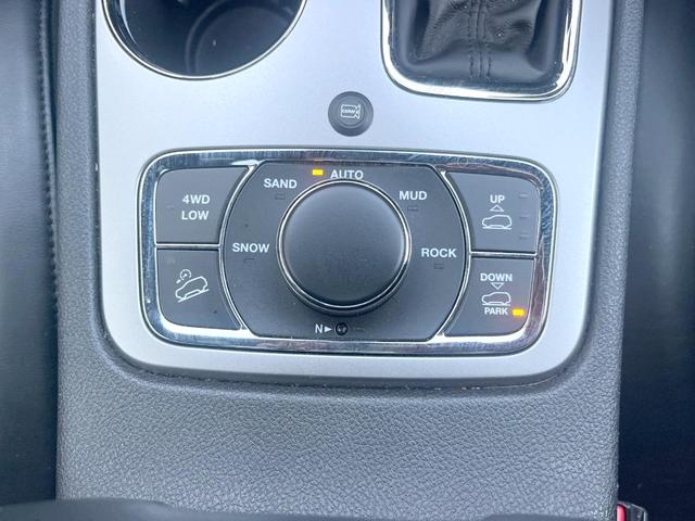 ジープ・グランドチェロキー Ｓモデル　特別仕様車　サンルーフ　純正ナビＴＶ　バックカメラ　アダプティブクルーズ　ブレーキアシスト　ブラインドスポット　車線逸脱警報　全席シートヒーター　デュアルダークマフラー　電動リア　純正２０インチアルミ（41枚目）