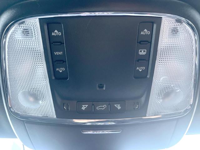 ジープ・グランドチェロキー Ｓモデル　特別仕様車　サンルーフ　純正ナビＴＶ　バックカメラ　アダプティブクルーズ　ブレーキアシスト　ブラインドスポット　車線逸脱警報　全席シートヒーター　デュアルダークマフラー　電動リア　純正２０インチアルミ（44枚目）