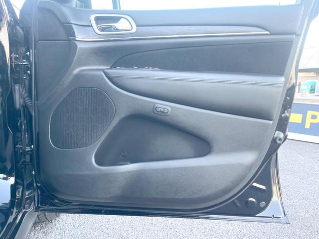 ジープ・グランドチェロキー Ｓモデル　特別仕様車　サンルーフ　純正ナビＴＶ　バックカメラ　アダプティブクルーズ　ブレーキアシスト　ブラインドスポット　車線逸脱警報　全席シートヒーター　デュアルダークマフラー　電動リア　純正２０インチアルミ（46枚目）