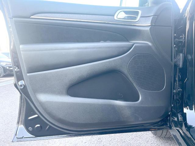 ジープ・グランドチェロキー Ｓモデル　特別仕様車　サンルーフ　純正ナビＴＶ　バックカメラ　アダプティブクルーズ　ブレーキアシスト　ブラインドスポット　車線逸脱警報　全席シートヒーター　デュアルダークマフラー　電動リア　純正２０インチアルミ（47枚目）