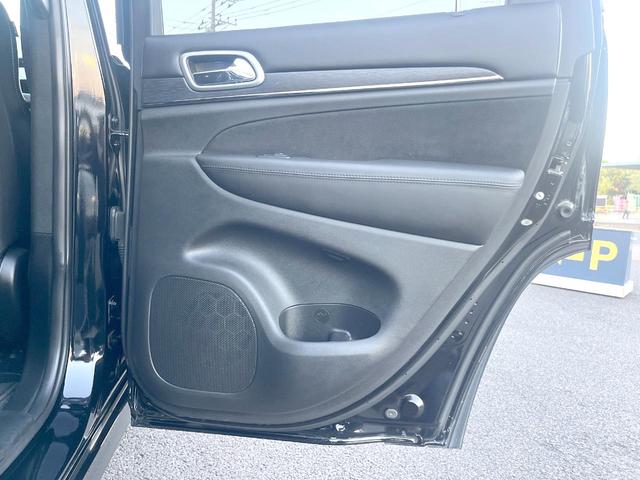 ジープ・グランドチェロキー Ｓモデル　特別仕様車　サンルーフ　純正ナビＴＶ　バックカメラ　アダプティブクルーズ　ブレーキアシスト　ブラインドスポット　車線逸脱警報　全席シートヒーター　デュアルダークマフラー　電動リア　純正２０インチアルミ（48枚目）