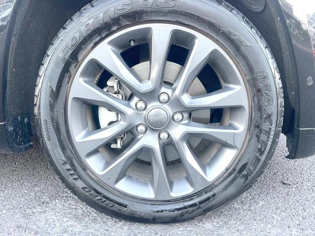 ジープ・グランドチェロキー Ｓモデル　特別仕様車　サンルーフ　純正ナビＴＶ　バックカメラ　アダプティブクルーズ　ブレーキアシスト　ブラインドスポット　車線逸脱警報　全席シートヒーター　デュアルダークマフラー　電動リア　純正２０インチアルミ（56枚目）