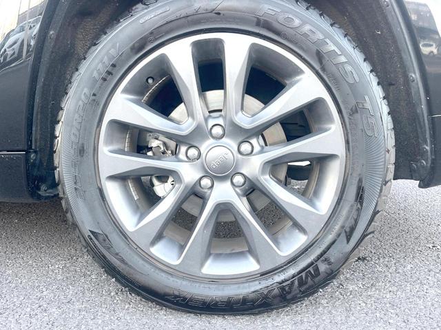 ジープ・グランドチェロキー Ｓモデル　特別仕様車　サンルーフ　純正ナビＴＶ　バックカメラ　アダプティブクルーズ　ブレーキアシスト　ブラインドスポット　車線逸脱警報　全席シートヒーター　デュアルダークマフラー　電動リア　純正２０インチアルミ（57枚目）