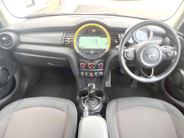 MINI クーパー 5ドア カメラ/パーキングアシストPKG LEDライトPKG ペッパーPKG 純正ナビ リアビューカメラ パークディスタンスコントロール コンフォートアクセス 純正15インチアルミホイール ETC(2枚目)