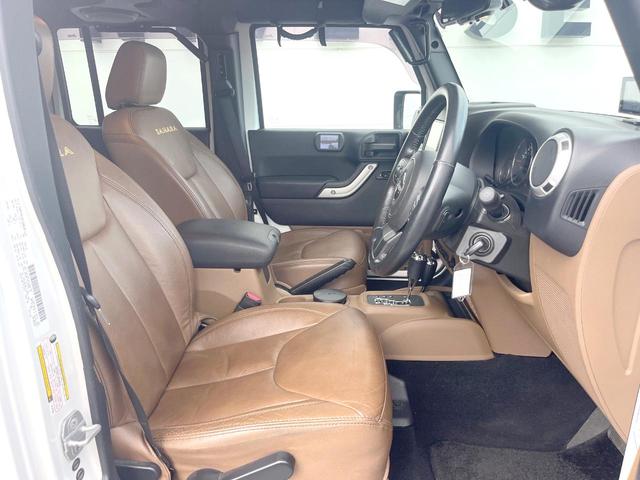 ジープ・ラングラーアンリミテッド サハラ　ＳＡＨＡＲＡ刺繍入革シート　シートヒーター　カロッツェリア製ナビＴＶ　バックカメラ　クルーズコントロール　サイドカメラ　純正１８インチＡＷ　オートエアコン　オートライト　サイドステップ　ＥＴＣ　禁煙車（9枚目）