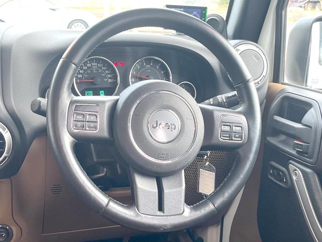 ジープ・ラングラーアンリミテッド サハラ　ＳＡＨＡＲＡ刺繍入革シート　シートヒーター　カロッツェリア製ナビＴＶ　バックカメラ　クルーズコントロール　サイドカメラ　純正１８インチＡＷ　オートエアコン　オートライト　サイドステップ　ＥＴＣ　禁煙車（11枚目）