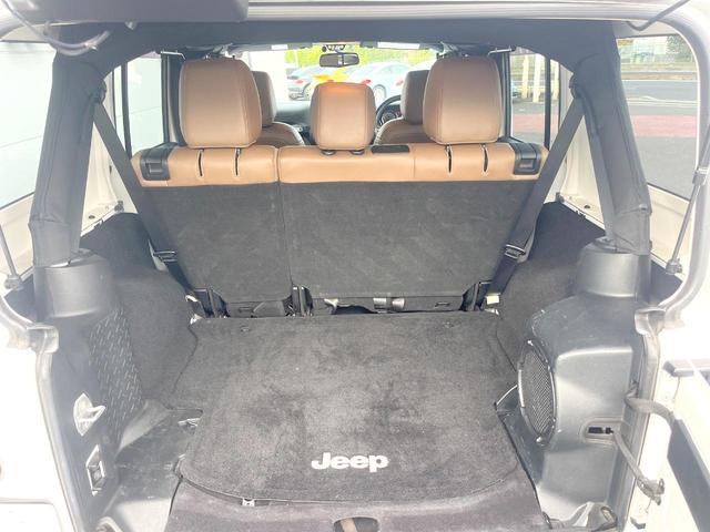 ジープ・ラングラーアンリミテッド サハラ　ＳＡＨＡＲＡ刺繍入革シート　シートヒーター　カロッツェリア製ナビＴＶ　バックカメラ　クルーズコントロール　サイドカメラ　純正１８インチＡＷ　オートエアコン　オートライト　サイドステップ　ＥＴＣ　禁煙車（12枚目）
