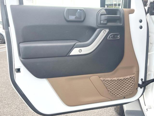 ジープ・ラングラーアンリミテッド サハラ　ＳＡＨＡＲＡ刺繍入革シート　シートヒーター　カロッツェリア製ナビＴＶ　バックカメラ　クルーズコントロール　サイドカメラ　純正１８インチＡＷ　オートエアコン　オートライト　サイドステップ　ＥＴＣ　禁煙車（44枚目）