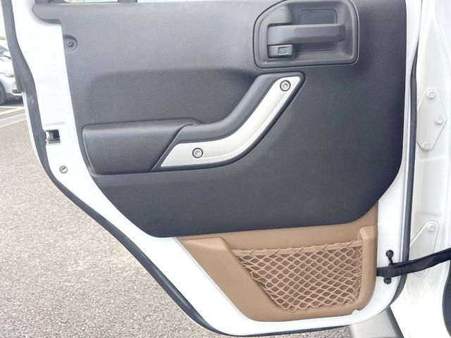 ジープ・ラングラーアンリミテッド サハラ　ＳＡＨＡＲＡ刺繍入革シート　シートヒーター　カロッツェリア製ナビＴＶ　バックカメラ　クルーズコントロール　サイドカメラ　純正１８インチＡＷ　オートエアコン　オートライト　サイドステップ　ＥＴＣ　禁煙車（46枚目）