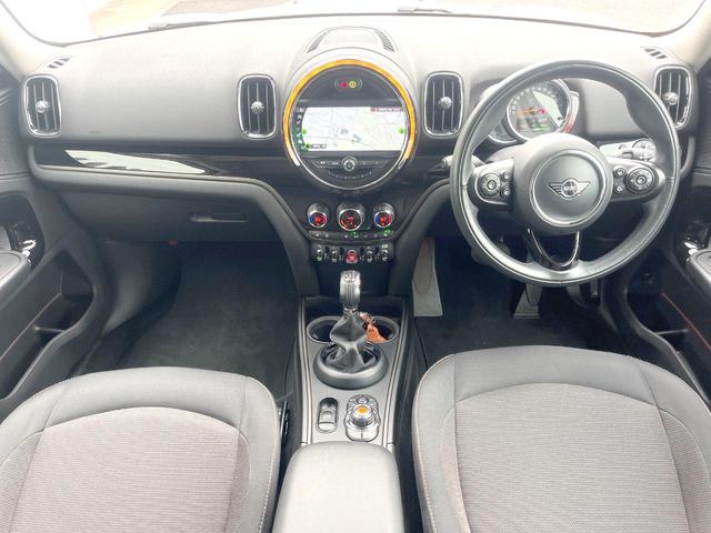 ＭＩＮＩ クーパーＤ　クロスオーバー　オール４　ペッパーＰＫＧ　アダプティブＬＥＤヘッドランプ　純正ナビ　バックカメラ　アクティブクルコン　シートヒーター　純正１７インチＡＷ　パワーバックドア　パーキングアシスト　ドライビングモード　ＥＴＣ　禁煙車（2枚目）