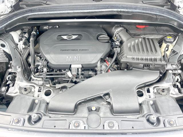 ＭＩＮＩ クーパーＤ　クロスオーバー　オール４　ペッパーＰＫＧ　アダプティブＬＥＤヘッドランプ　純正ナビ　バックカメラ　アクティブクルコン　シートヒーター　純正１７インチＡＷ　パワーバックドア　パーキングアシスト　ドライビングモード　ＥＴＣ　禁煙車（19枚目）