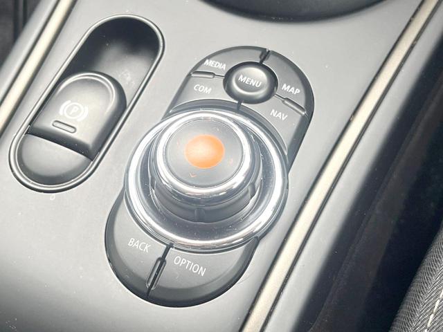 ＭＩＮＩ クーパーＤ　クロスオーバー　オール４　ペッパーＰＫＧ　アダプティブＬＥＤヘッドランプ　純正ナビ　バックカメラ　アクティブクルコン　シートヒーター　純正１７インチＡＷ　パワーバックドア　パーキングアシスト　ドライビングモード　ＥＴＣ　禁煙車（42枚目）