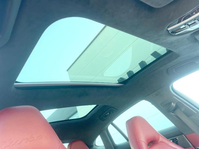 ●パノラマミックガラスルーフ：大迫力のパノラマルーフは、後部座席にまで続いており、開放的な空間をお楽しみいただけます。