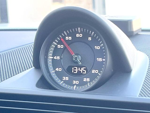 ●スポーツクロノパッケージ：非常に人気の高いオプションになります。ラップタイムや、周回数、達成タイムなども表示させることが可能です。