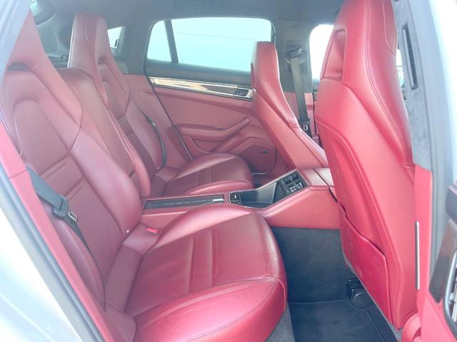 ●後部座席も気になるようなキズ・汚れやへたり等、大きなダメージはなく、良好な状態です。