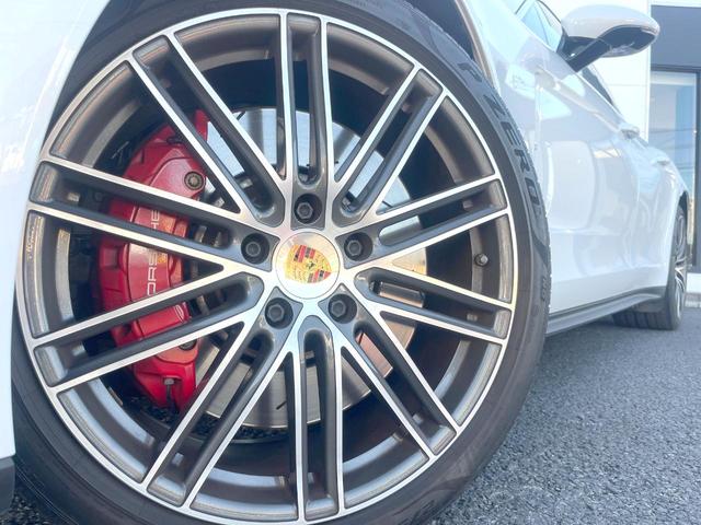 ●純正ＯＰ２１インチアルミホイール：輸入車ならではの卓越した走りを支えるホイールと足回りです！日本車の走りに慣れている方にもぜひ体感して頂きたいほど、高いレベルでまとまっています！