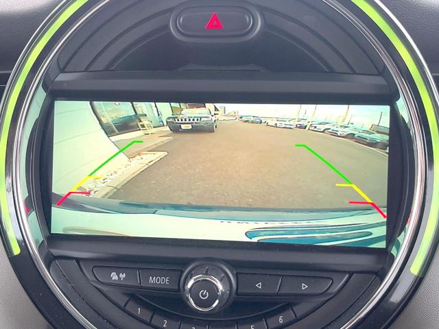 ＭＩＮＩ ジャーミン　クーパーＳ　３ドア　４０台限定車　黒革シート　純正ナビ　バックカメラ　シートヒーター　クルーズコントロール　ＬＥＤヘッド　純正１８インチアルミ　オートライト　デュアルオートエアコン　ルームミラー内蔵ＥＴＣ　禁煙車（5枚目）