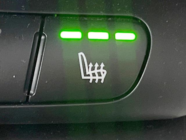 ＭＩＮＩ ジャーミン　クーパーＳ　３ドア　４０台限定車　黒革シート　純正ナビ　バックカメラ　シートヒーター　クルーズコントロール　ＬＥＤヘッド　純正１８インチアルミ　オートライト　デュアルオートエアコン　ルームミラー内蔵ＥＴＣ　禁煙車（6枚目）