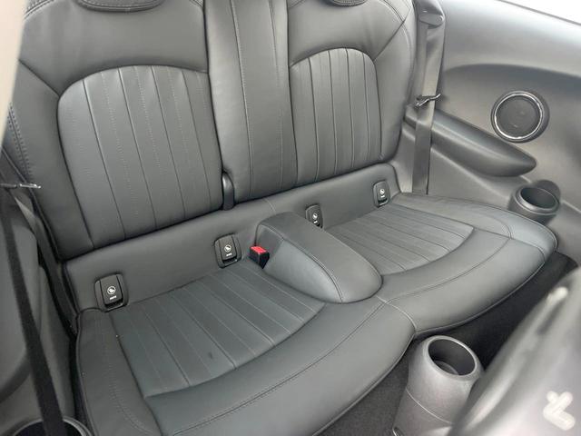 ＭＩＮＩ ジャーミン　クーパーＳ　３ドア　４０台限定車　黒革シート　純正ナビ　バックカメラ　シートヒーター　クルーズコントロール　ＬＥＤヘッド　純正１８インチアルミ　オートライト　デュアルオートエアコン　ルームミラー内蔵ＥＴＣ　禁煙車（10枚目）