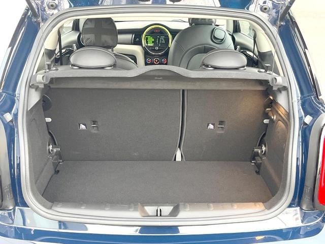 ＭＩＮＩ ジャーミン　クーパーＳ　３ドア　４０台限定車　黒革シート　純正ナビ　バックカメラ　シートヒーター　クルーズコントロール　ＬＥＤヘッド　純正１８インチアルミ　オートライト　デュアルオートエアコン　ルームミラー内蔵ＥＴＣ　禁煙車（11枚目）