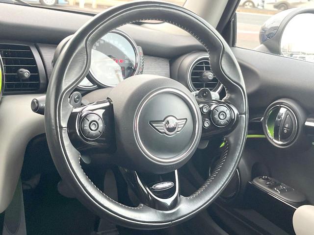 ＭＩＮＩ ジャーミン　クーパーＳ　３ドア　４０台限定車　黒革シート　純正ナビ　バックカメラ　シートヒーター　クルーズコントロール　ＬＥＤヘッド　純正１８インチアルミ　オートライト　デュアルオートエアコン　ルームミラー内蔵ＥＴＣ　禁煙車（12枚目）