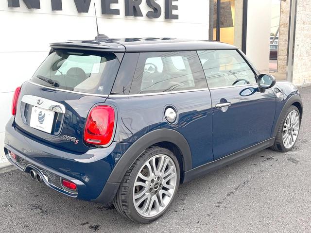 ＭＩＮＩ ジャーミン　クーパーＳ　３ドア　４０台限定車　黒革シート　純正ナビ　バックカメラ　シートヒーター　クルーズコントロール　ＬＥＤヘッド　純正１８インチアルミ　オートライト　デュアルオートエアコン　ルームミラー内蔵ＥＴＣ　禁煙車（18枚目）