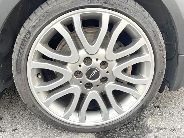 ＭＩＮＩ ジャーミン　クーパーＳ　３ドア　４０台限定車　黒革シート　純正ナビ　バックカメラ　シートヒーター　クルーズコントロール　ＬＥＤヘッド　純正１８インチアルミ　オートライト　デュアルオートエアコン　ルームミラー内蔵ＥＴＣ　禁煙車（40枚目）