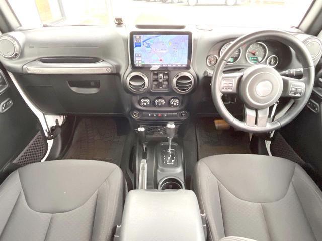 ジープ・ラングラーアンリミテッド スポーツ　Ｐａｎａｓｏｎｉｃ製９型ナビ　ＬＥＤヘッドランプ　フルセグＴＶ　リアビューカメラ　サイドカメラ　オートクルーズコントロール　純正１８インチアルミホイール　革巻きステアリングホイール　ＥＴＣ　禁煙車（2枚目）