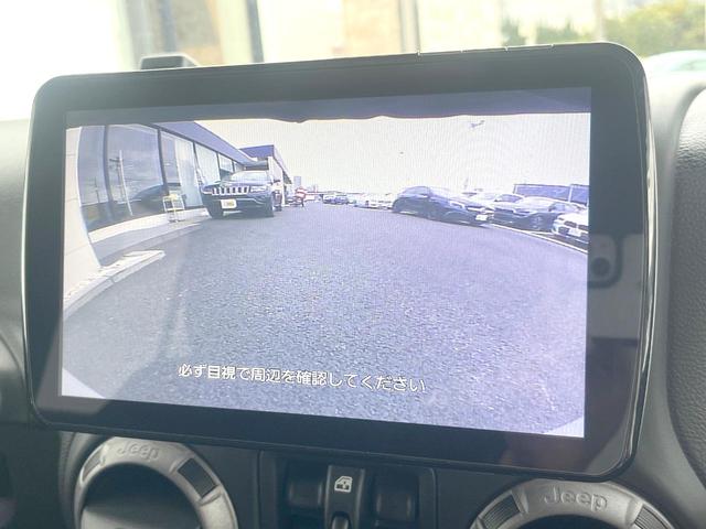 ジープ・ラングラーアンリミテッド スポーツ　Ｐａｎａｓｏｎｉｃ製９型ナビ　ＬＥＤヘッドランプ　フルセグＴＶ　リアビューカメラ　サイドカメラ　オートクルーズコントロール　純正１８インチアルミホイール　革巻きステアリングホイール　ＥＴＣ　禁煙車（5枚目）