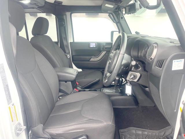 ジープ・ラングラーアンリミテッド スポーツ　Ｐａｎａｓｏｎｉｃ製９型ナビ　ＬＥＤヘッドランプ　フルセグＴＶ　リアビューカメラ　サイドカメラ　オートクルーズコントロール　純正１８インチアルミホイール　革巻きステアリングホイール　ＥＴＣ　禁煙車（9枚目）