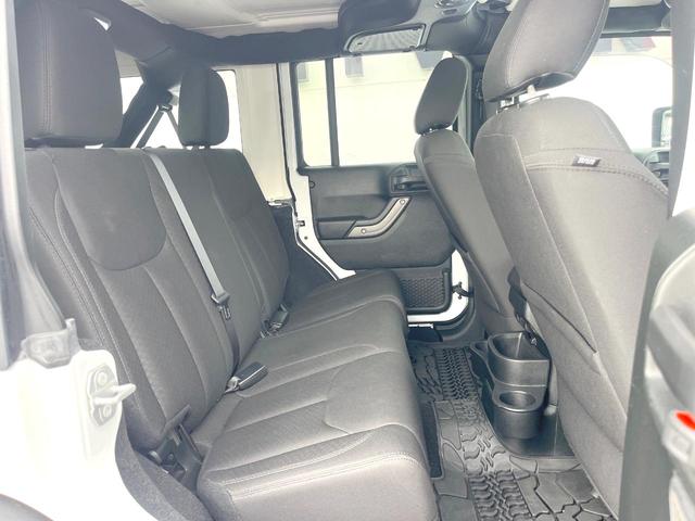 ジープ・ラングラーアンリミテッド スポーツ　Ｐａｎａｓｏｎｉｃ製９型ナビ　ＬＥＤヘッドランプ　フルセグＴＶ　リアビューカメラ　サイドカメラ　オートクルーズコントロール　純正１８インチアルミホイール　革巻きステアリングホイール　ＥＴＣ　禁煙車（10枚目）