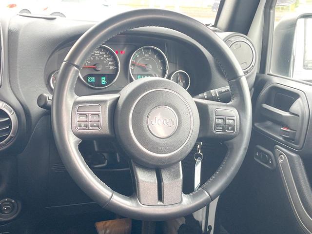 ジープ・ラングラーアンリミテッド スポーツ　Ｐａｎａｓｏｎｉｃ製９型ナビ　ＬＥＤヘッドランプ　フルセグＴＶ　リアビューカメラ　サイドカメラ　オートクルーズコントロール　純正１８インチアルミホイール　革巻きステアリングホイール　ＥＴＣ　禁煙車（11枚目）