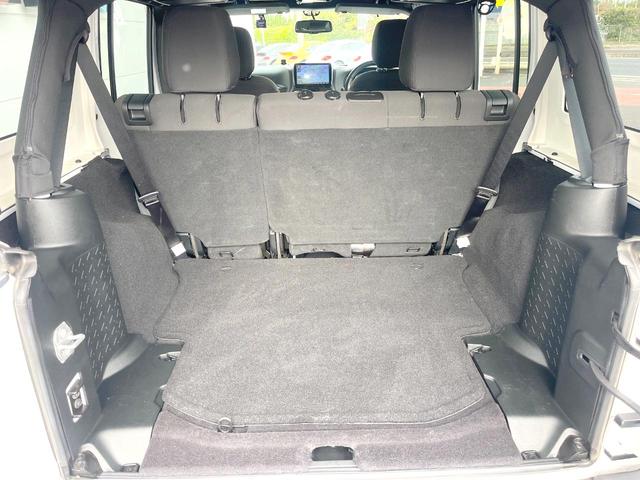 ジープ・ラングラーアンリミテッド スポーツ　Ｐａｎａｓｏｎｉｃ製９型ナビ　ＬＥＤヘッドランプ　フルセグＴＶ　リアビューカメラ　サイドカメラ　オートクルーズコントロール　純正１８インチアルミホイール　革巻きステアリングホイール　ＥＴＣ　禁煙車（12枚目）