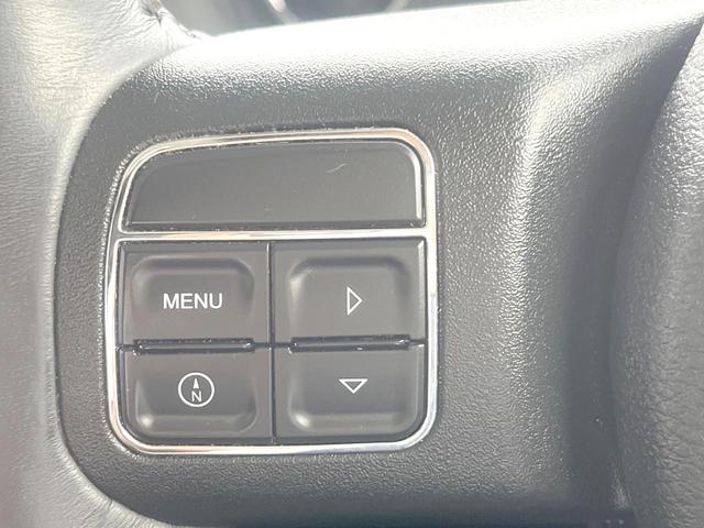 ジープ・ラングラーアンリミテッド スポーツ　Ｐａｎａｓｏｎｉｃ製９型ナビ　ＬＥＤヘッドランプ　フルセグＴＶ　リアビューカメラ　サイドカメラ　オートクルーズコントロール　純正１８インチアルミホイール　革巻きステアリングホイール　ＥＴＣ　禁煙車（32枚目）