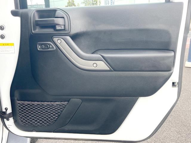 ジープ・ラングラーアンリミテッド スポーツ　Ｐａｎａｓｏｎｉｃ製９型ナビ　ＬＥＤヘッドランプ　フルセグＴＶ　リアビューカメラ　サイドカメラ　オートクルーズコントロール　純正１８インチアルミホイール　革巻きステアリングホイール　ＥＴＣ　禁煙車（35枚目）