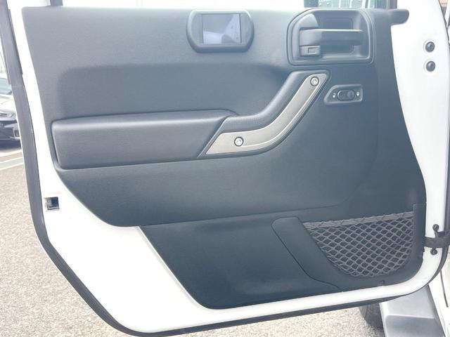 ジープ・ラングラーアンリミテッド スポーツ　Ｐａｎａｓｏｎｉｃ製９型ナビ　ＬＥＤヘッドランプ　フルセグＴＶ　リアビューカメラ　サイドカメラ　オートクルーズコントロール　純正１８インチアルミホイール　革巻きステアリングホイール　ＥＴＣ　禁煙車（36枚目）