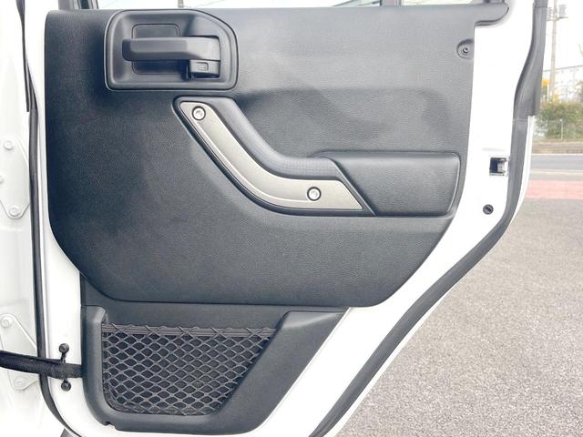 ジープ・ラングラーアンリミテッド スポーツ　Ｐａｎａｓｏｎｉｃ製９型ナビ　ＬＥＤヘッドランプ　フルセグＴＶ　リアビューカメラ　サイドカメラ　オートクルーズコントロール　純正１８インチアルミホイール　革巻きステアリングホイール　ＥＴＣ　禁煙車（37枚目）