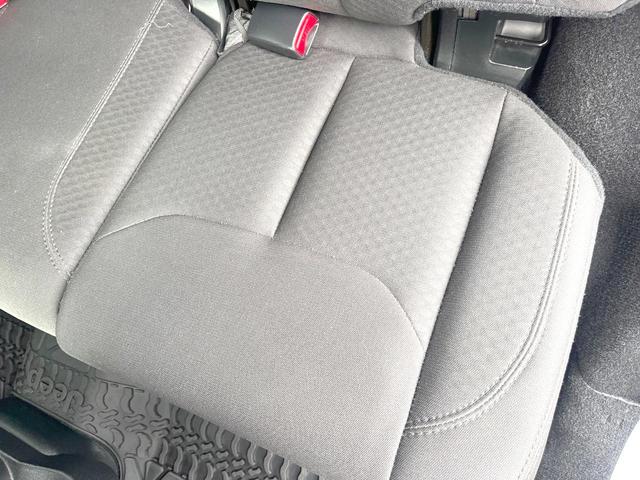 ジープ・ラングラーアンリミテッド スポーツ　Ｐａｎａｓｏｎｉｃ製９型ナビ　ＬＥＤヘッドランプ　フルセグＴＶ　リアビューカメラ　サイドカメラ　オートクルーズコントロール　純正１８インチアルミホイール　革巻きステアリングホイール　ＥＴＣ　禁煙車（42枚目）