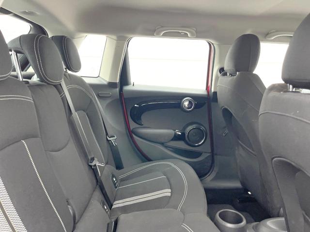 ●後部座席も気になるようなキズ・汚れやへたり等、大きなダメージはなく、良好な状態です。