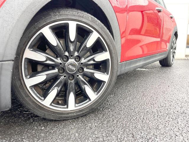 ●オプション１７インチアルミホイール：輸入車ならではの卓越した走りを支えるホイールと足回りです！日本車の走りに慣れている方にもぜひ体感して頂きたいほど、高いレベルでまとまっています！