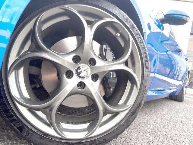 ●１９インチアルミホイール：輸入車ならではの卓越した走りを支えるホイールと足回りです！日本車の走りに慣れている方にもぜひ体感して頂きたいほど、高いレベルでまとまっています！