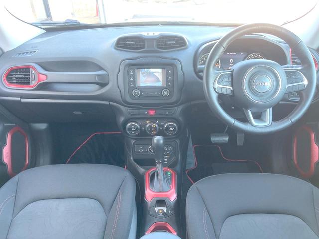 ジープ・レネゲード トレイルホーク　４ＷＤ　オープンエアルーフ　Ｂｌｕｅｔｏｏｔｈ　リアカメラ　クリアランスソナー　スマートエントリー　クルーズコントロール　ブラインドスポットアシスト　ＨＩＤヘッド　純正１７インチＡＷ　ＥＴＣ　禁煙車（2枚目）