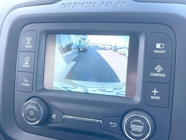 ジープ・レネゲード トレイルホーク　４ＷＤ　オープンエアルーフ　Ｂｌｕｅｔｏｏｔｈ　リアカメラ　クリアランスソナー　スマートエントリー　クルーズコントロール　ブラインドスポットアシスト　ＨＩＤヘッド　純正１７インチＡＷ　ＥＴＣ　禁煙車（5枚目）