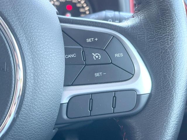ジープ・レネゲード トレイルホーク　４ＷＤ　オープンエアルーフ　Ｂｌｕｅｔｏｏｔｈ　リアカメラ　クリアランスソナー　スマートエントリー　クルーズコントロール　ブラインドスポットアシスト　ＨＩＤヘッド　純正１７インチＡＷ　ＥＴＣ　禁煙車（6枚目）