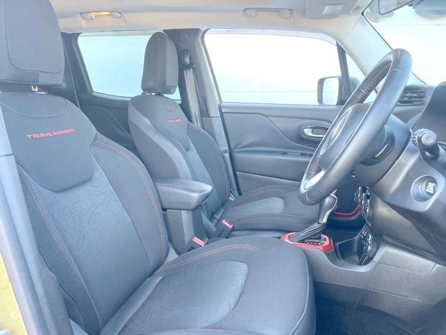 ジープ・レネゲード トレイルホーク　４ＷＤ　オープンエアルーフ　Ｂｌｕｅｔｏｏｔｈ　リアカメラ　クリアランスソナー　スマートエントリー　クルーズコントロール　ブラインドスポットアシスト　ＨＩＤヘッド　純正１７インチＡＷ　ＥＴＣ　禁煙車（8枚目）