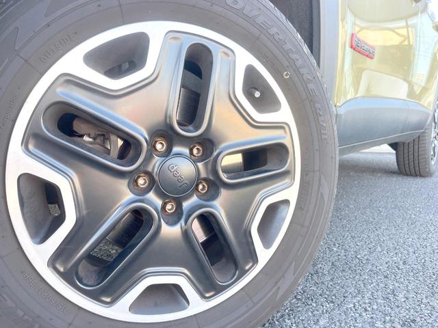 ジープ・レネゲード トレイルホーク　４ＷＤ　オープンエアルーフ　Ｂｌｕｅｔｏｏｔｈ　リアカメラ　クリアランスソナー　スマートエントリー　クルーズコントロール　ブラインドスポットアシスト　ＨＩＤヘッド　純正１７インチＡＷ　ＥＴＣ　禁煙車（13枚目）